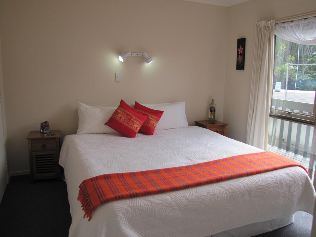 Tipi And Bobs Waterfront Lodge Tryphena Стая снимка