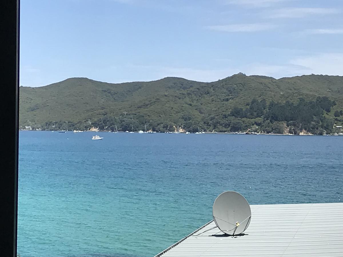 Tipi And Bobs Waterfront Lodge Tryphena Екстериор снимка